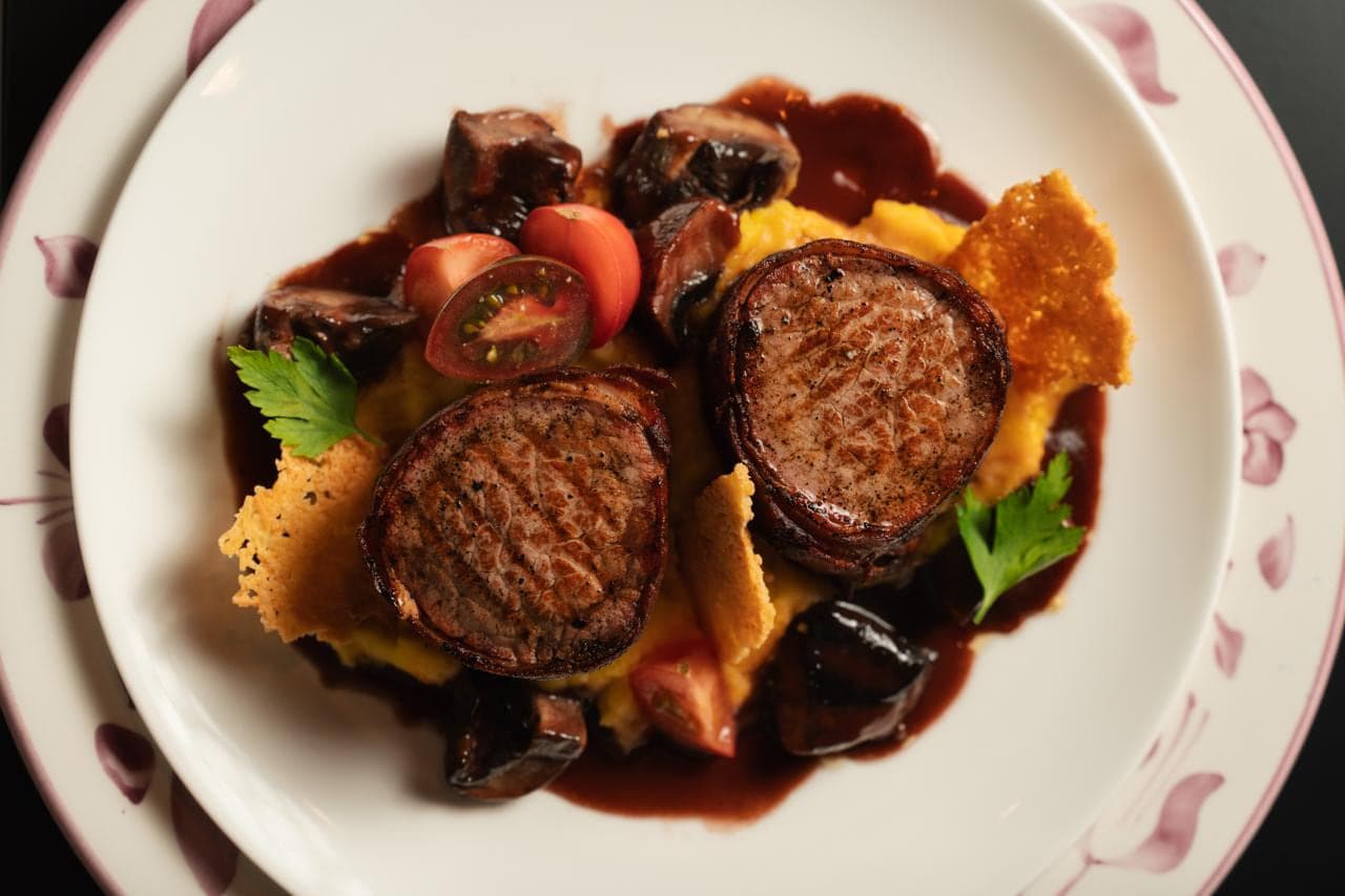Medallones de res con hongos y polenta, servidos en la casa