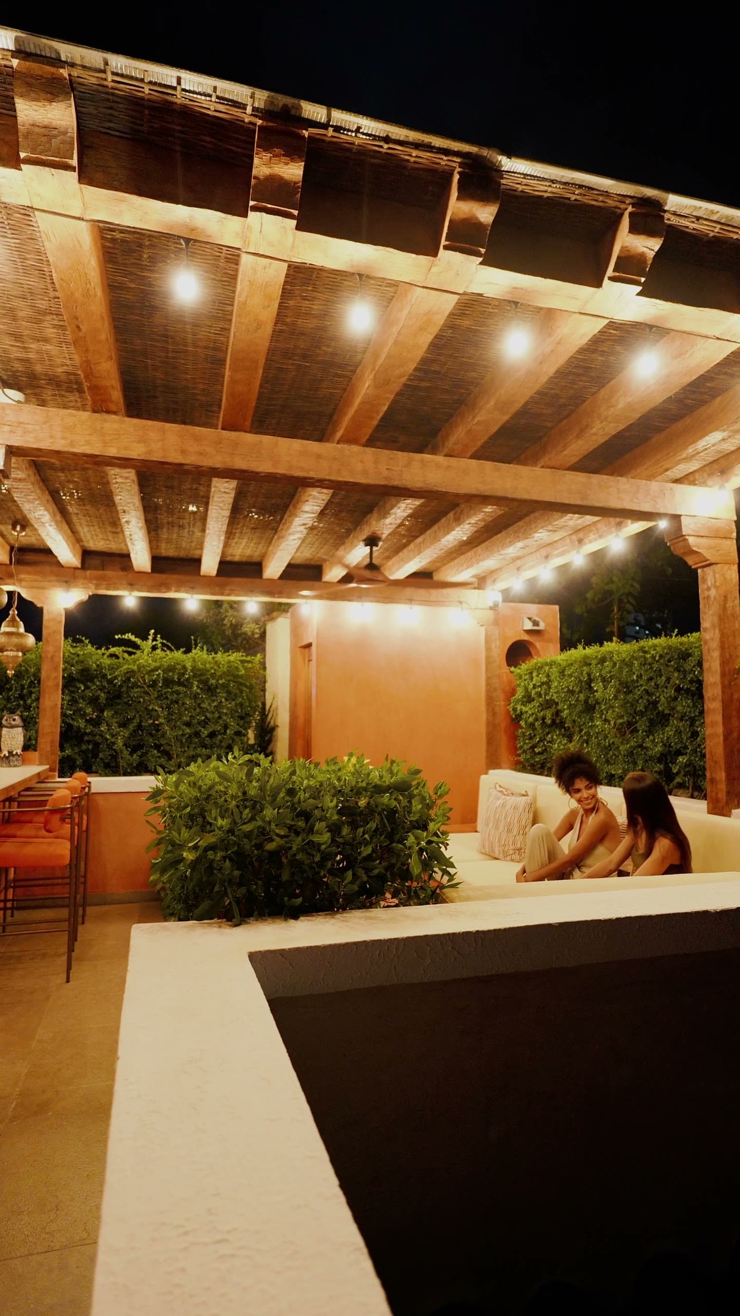 Patio central de la casa, de noche