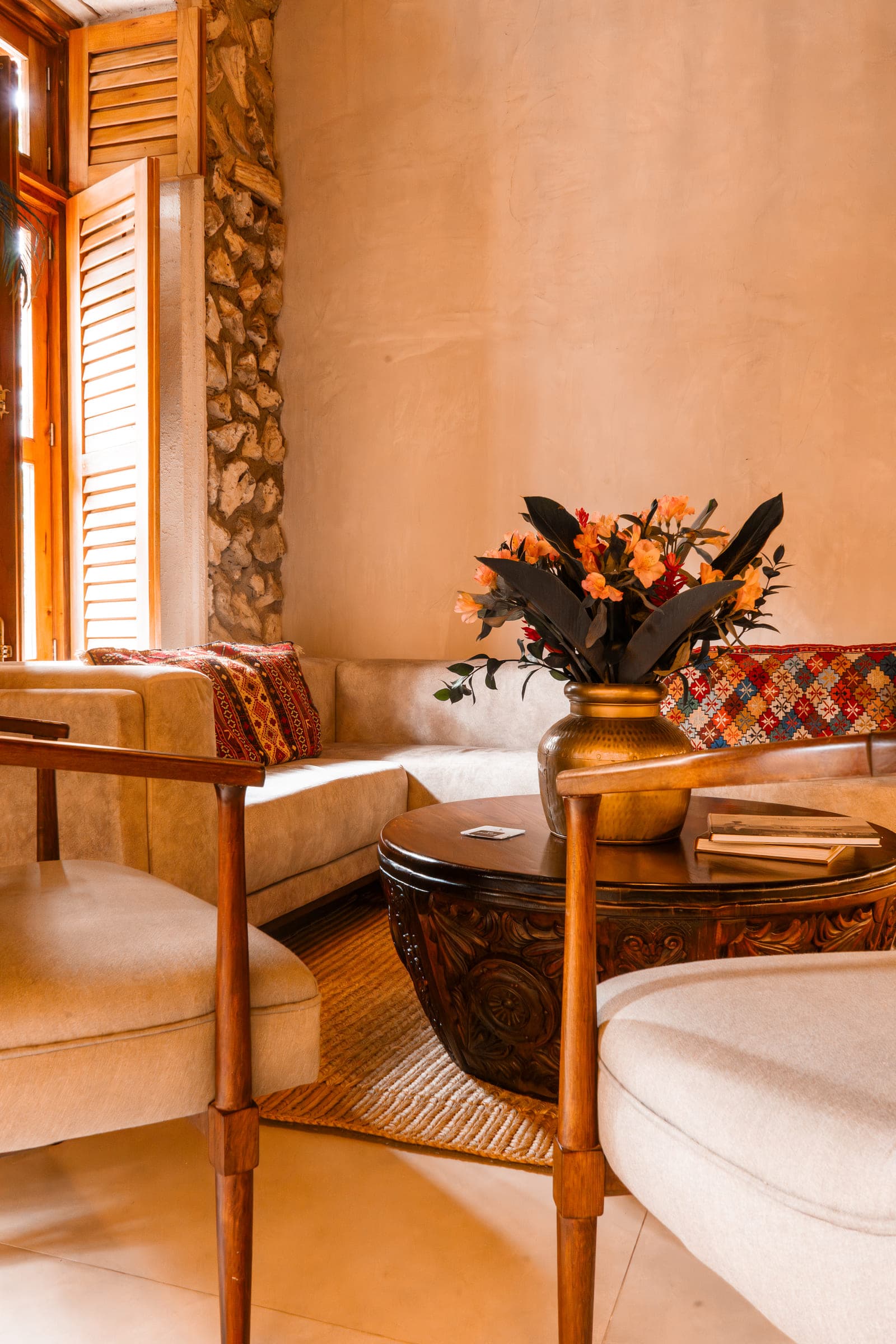 Sala de estar con sillones claros y flores